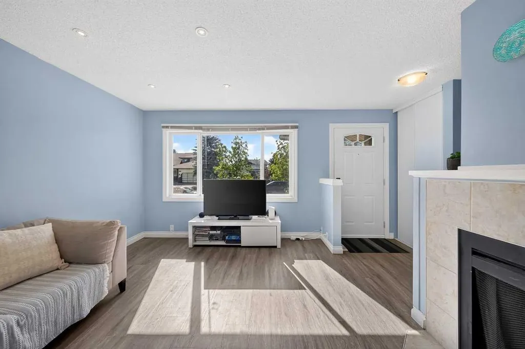538 Woodbine Boulevard SW Calgary AB T2W4Z9