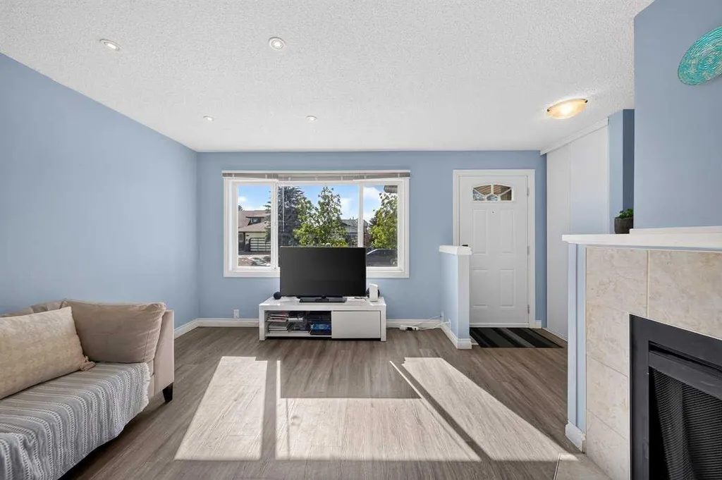 538 Woodbine Boulevard SW Calgary AB T2W4Z9