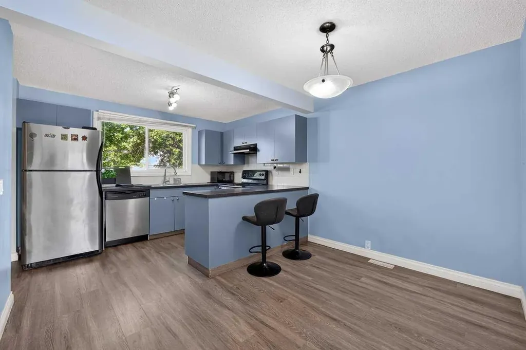 538 Woodbine Boulevard SW Calgary AB T2W4Z9