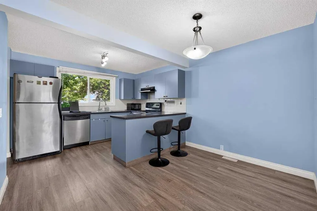 538 Woodbine Boulevard SW Calgary AB T2W4Z9