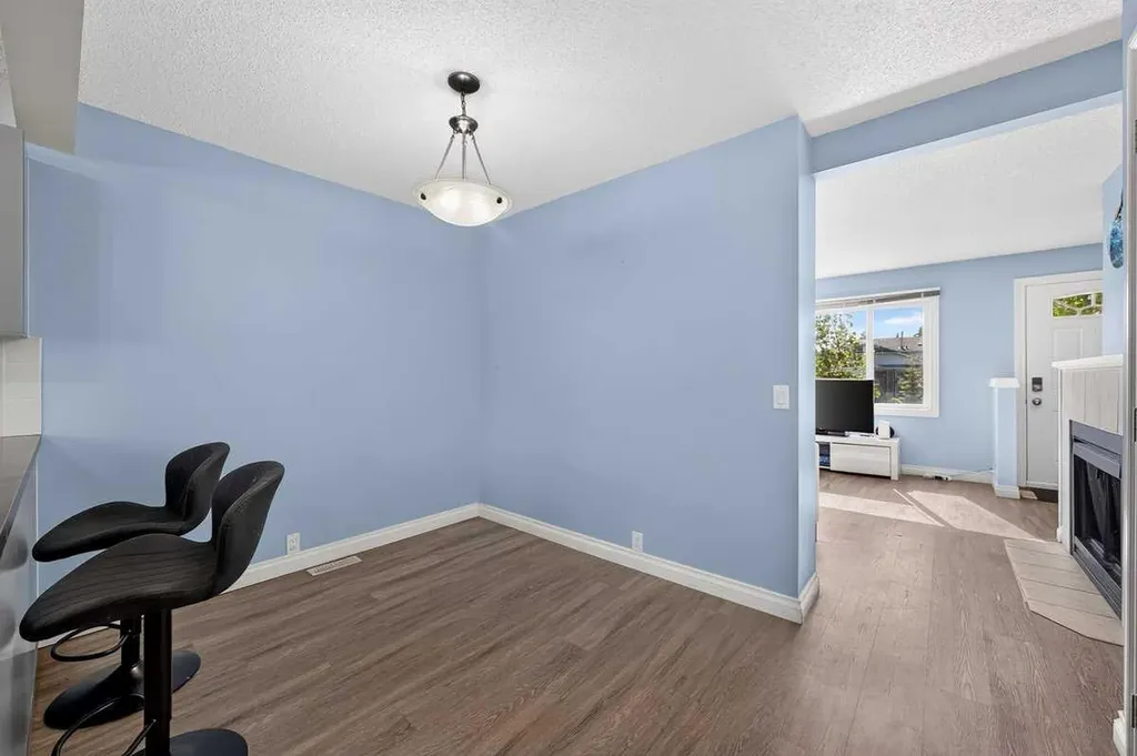 538 Woodbine Boulevard SW Calgary AB T2W4Z9