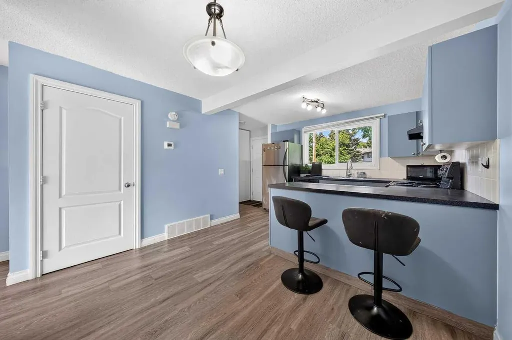 538 Woodbine Boulevard SW Calgary AB T2W4Z9