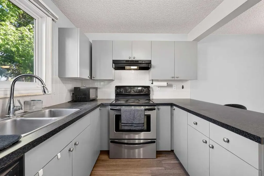 538 Woodbine Boulevard SW Calgary AB T2W4Z9