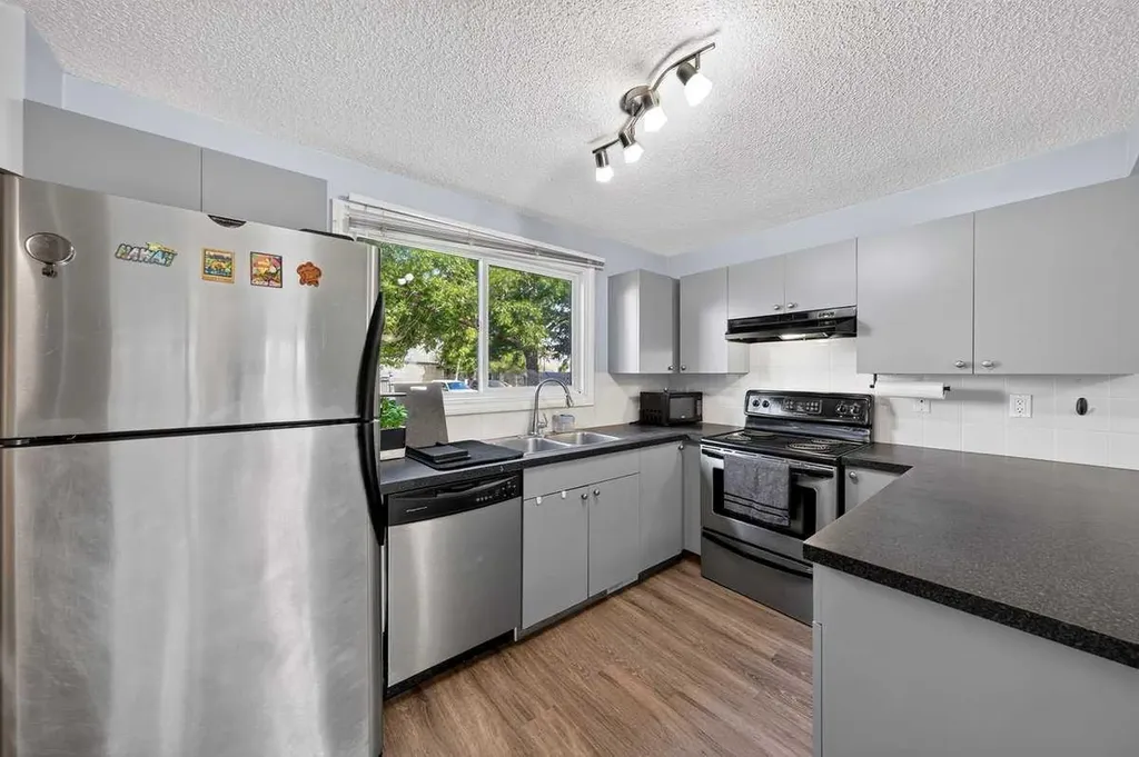 538 Woodbine Boulevard SW Calgary AB T2W4Z9