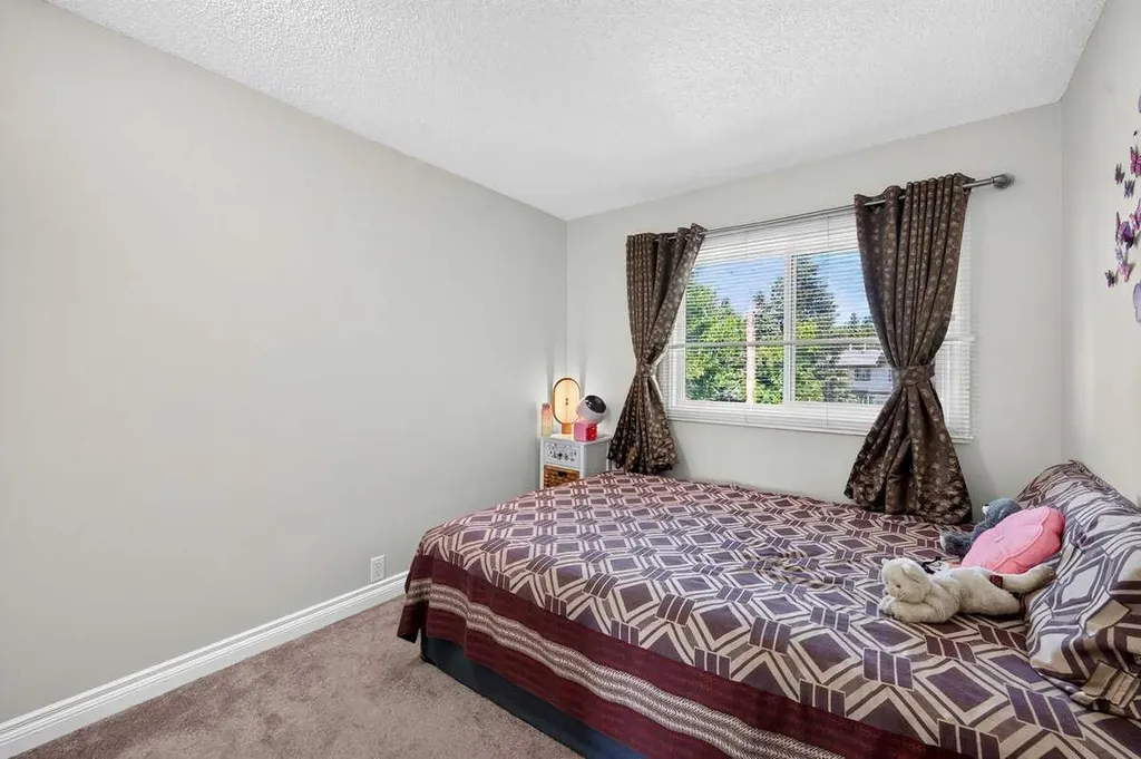 538 Woodbine Boulevard SW Calgary AB T2W4Z9