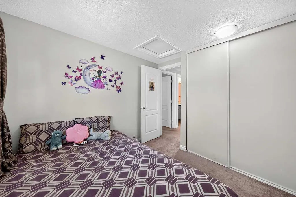 538 Woodbine Boulevard SW Calgary AB T2W4Z9