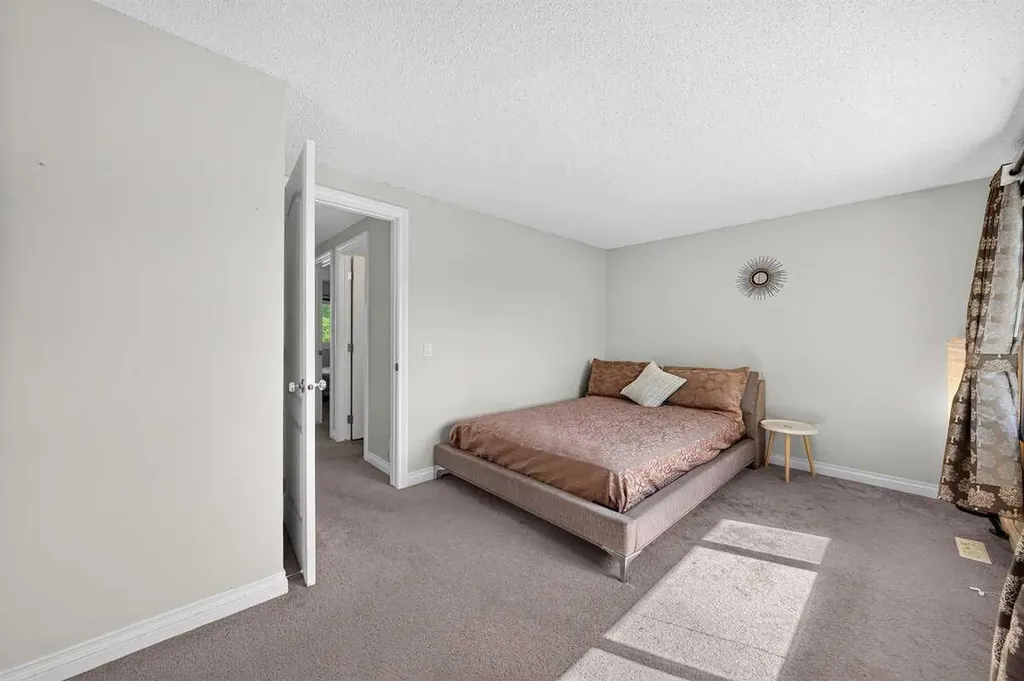 538 Woodbine Boulevard SW Calgary AB T2W4Z9