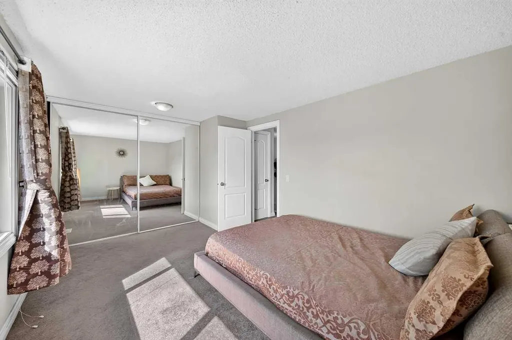 538 Woodbine Boulevard SW Calgary AB T2W4Z9