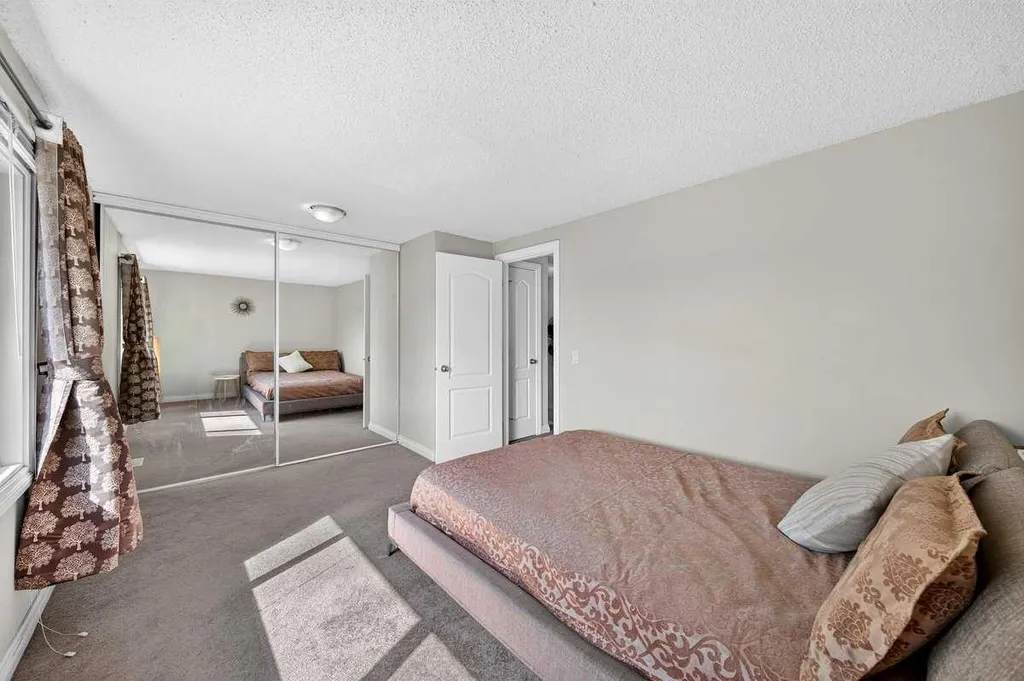 538 Woodbine Boulevard SW Calgary AB T2W4Z9