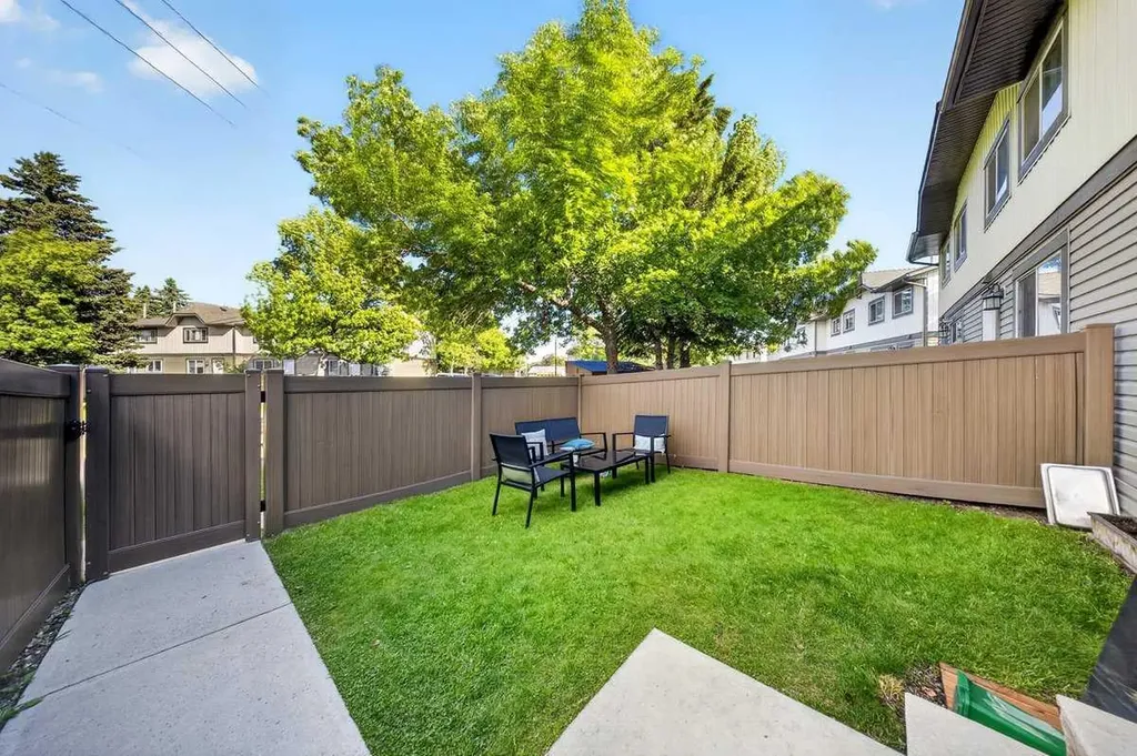538 Woodbine Boulevard SW Calgary AB T2W4Z9