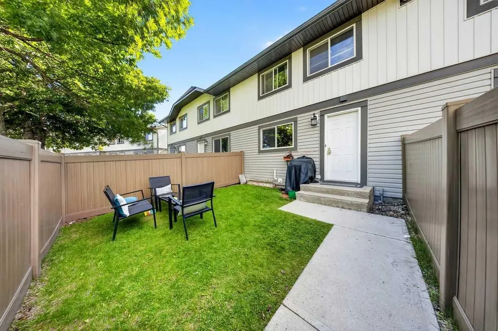 538 Woodbine Boulevard SW Calgary AB T2W4Z9
