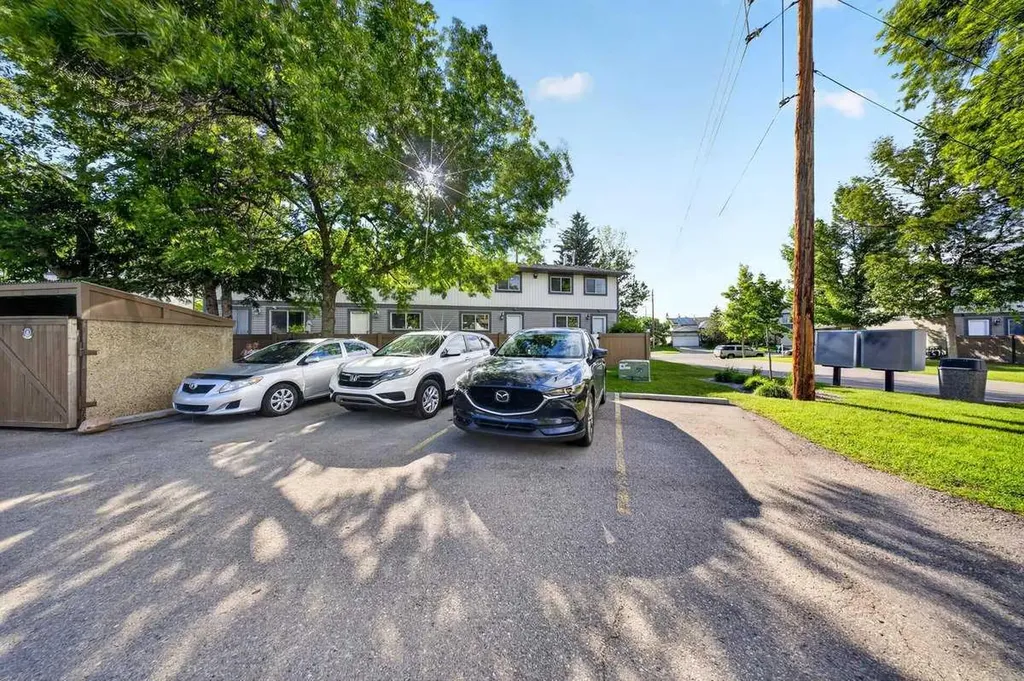 538 Woodbine Boulevard SW Calgary AB T2W4Z9
