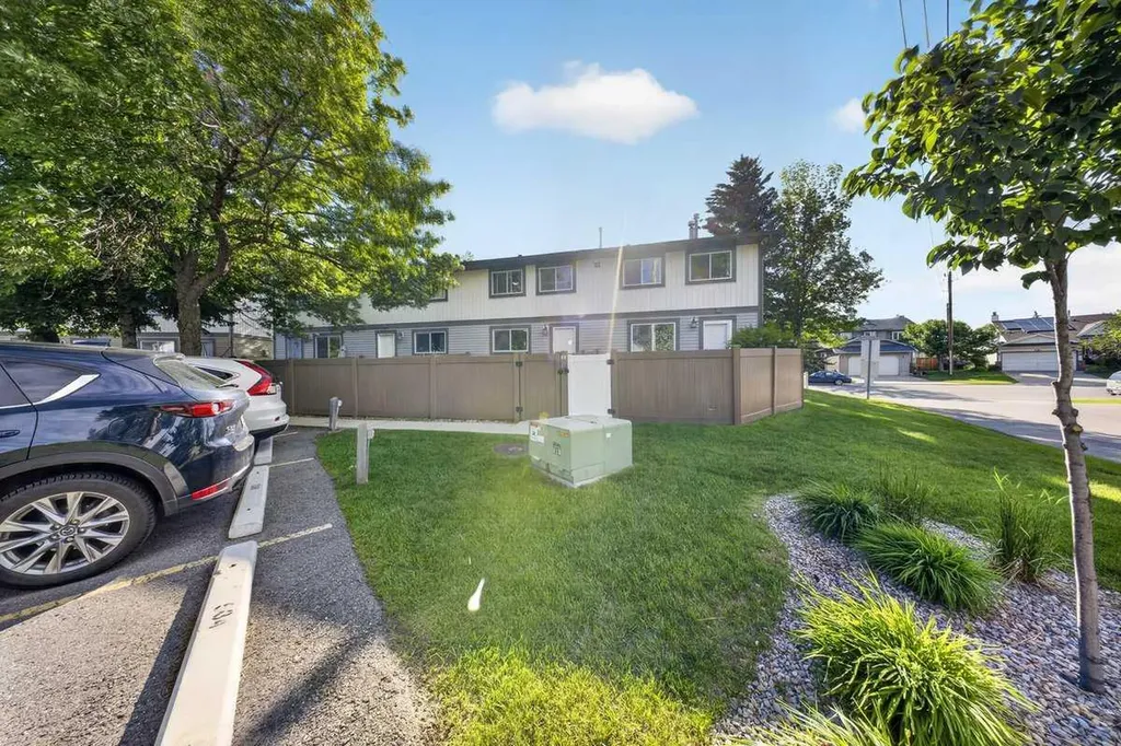 538 Woodbine Boulevard SW Calgary AB T2W4Z9