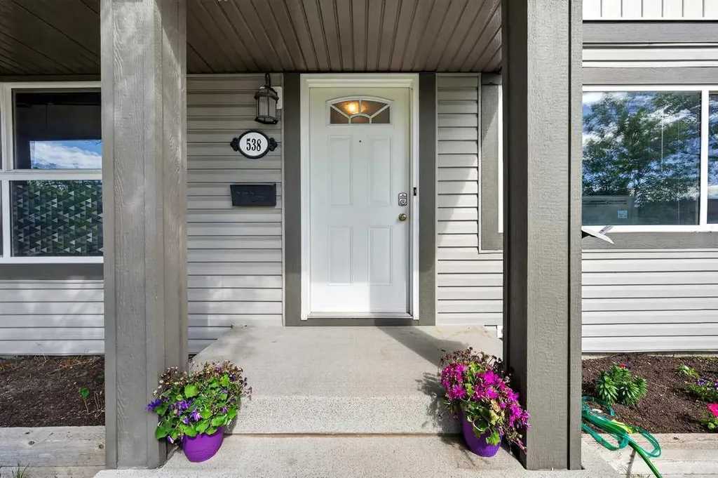 538 Woodbine Boulevard SW Calgary AB T2W4Z9
