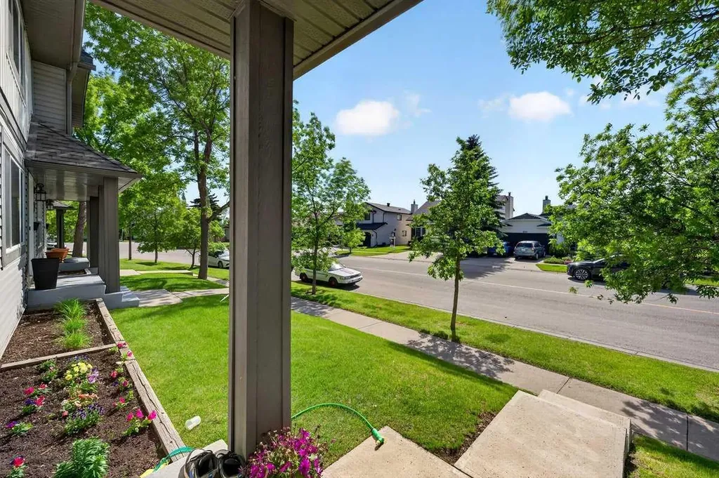 538 Woodbine Boulevard SW Calgary AB T2W4Z9