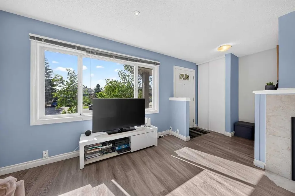 538 Woodbine Boulevard SW Calgary AB T2W4Z9