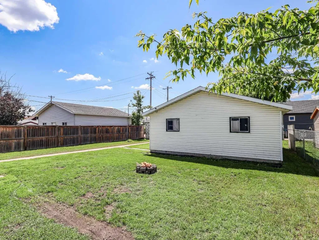 4707 51 Avenue Stettler AB T4K1A3