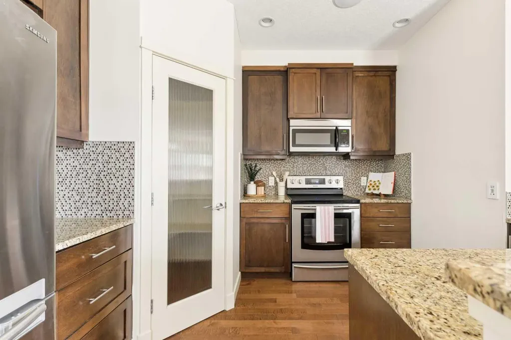 1932 35 Street SW Calgary AB T3E 2X3