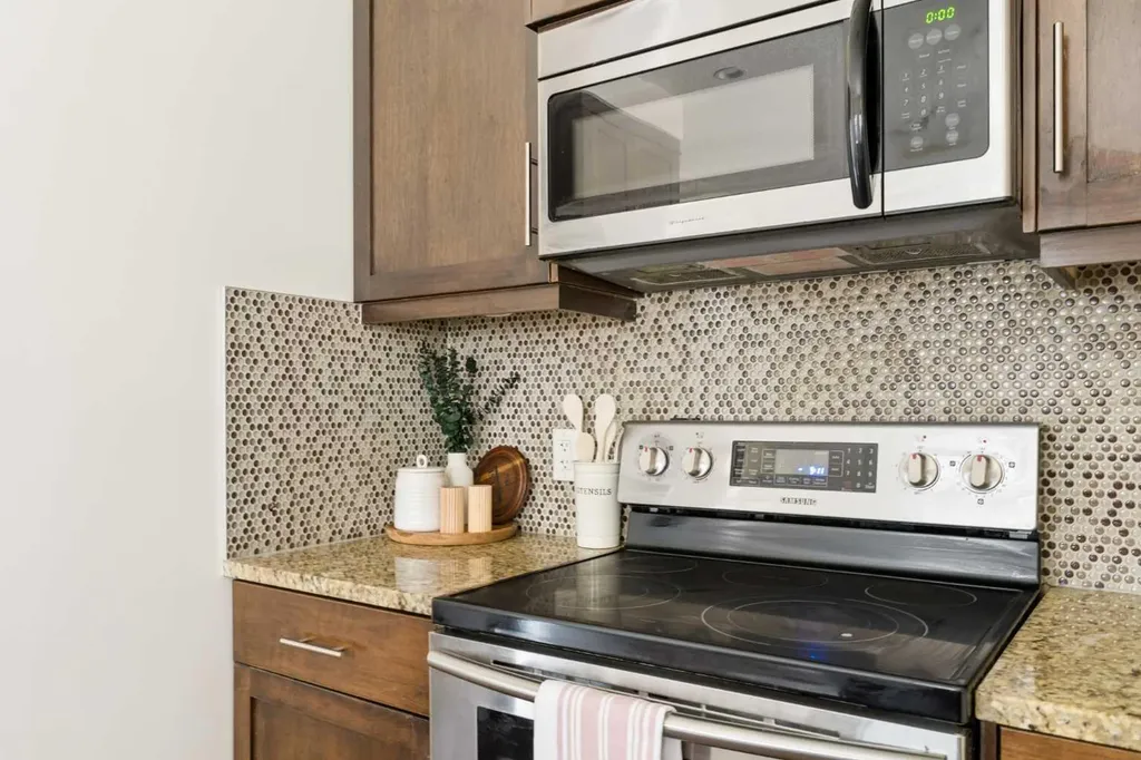 1932 35 Street SW Calgary AB T3E 2X3