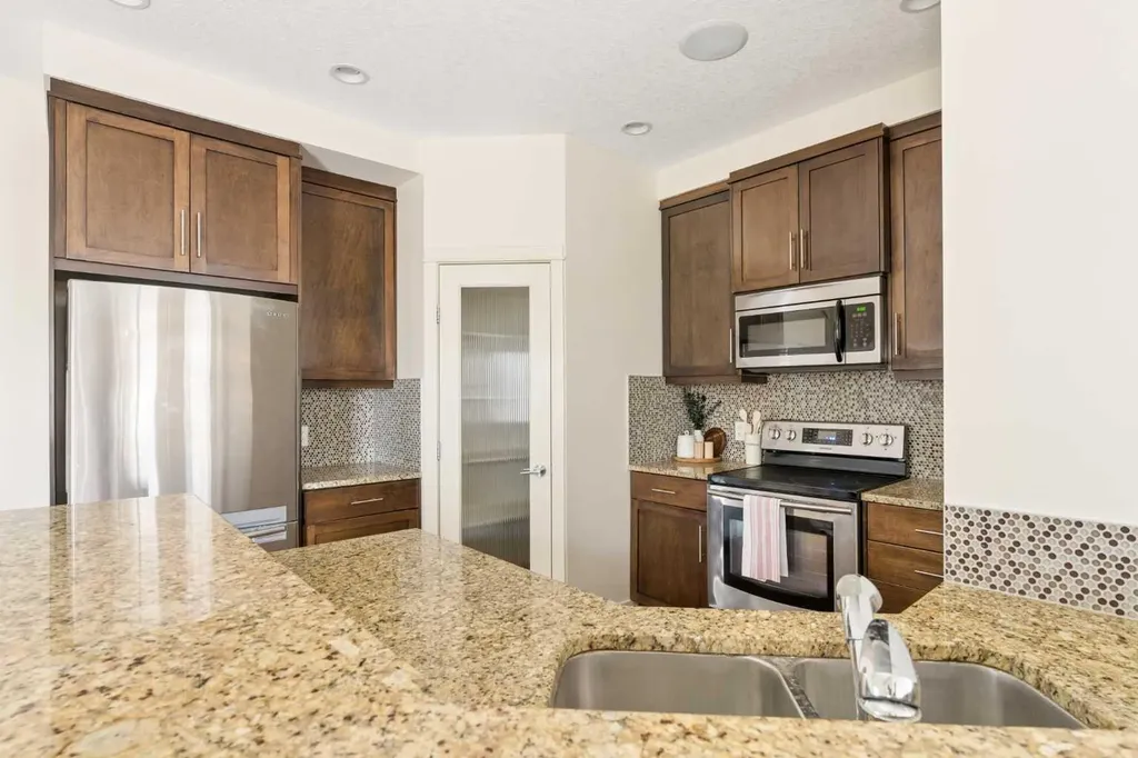 1932 35 Street SW Calgary AB T3E 2X3
