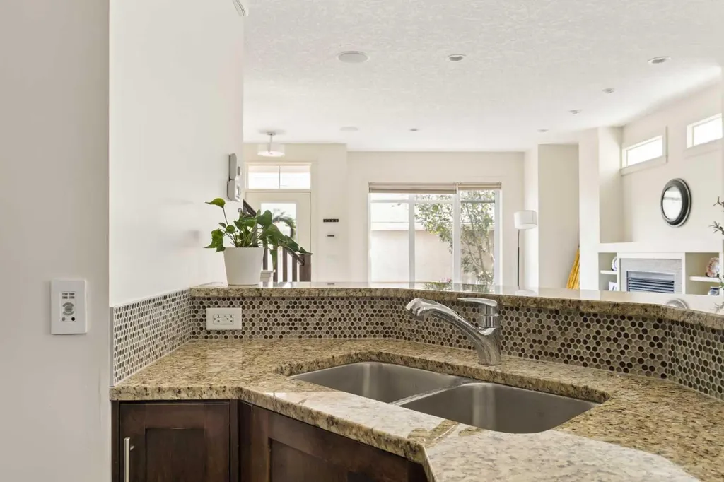 1932 35 Street SW Calgary AB T3E 2X3