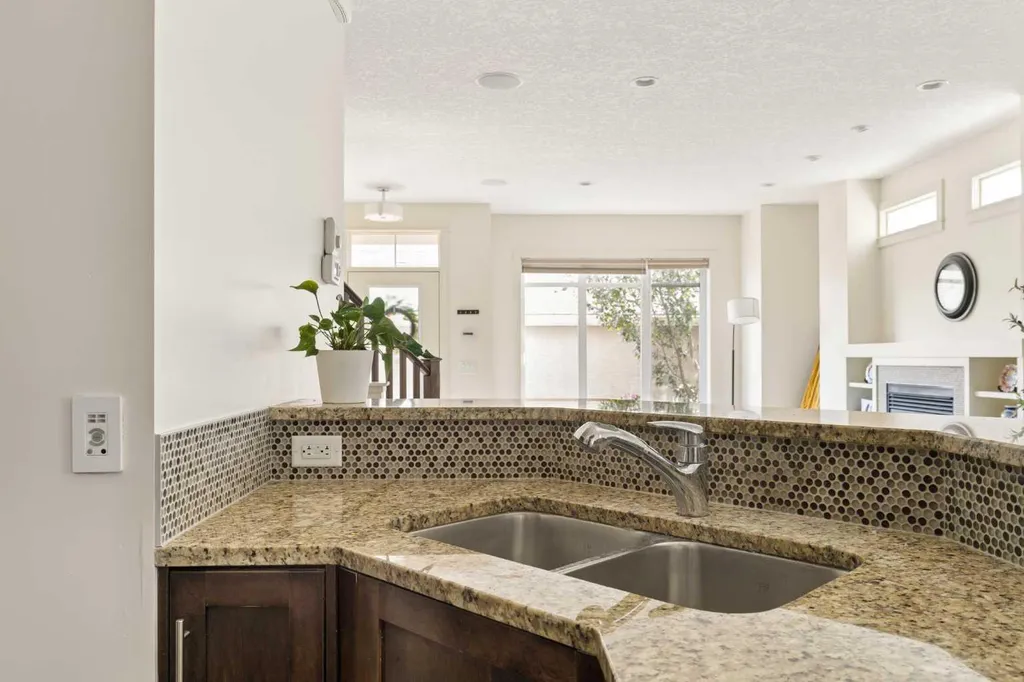 1932 35 Street SW Calgary AB T3E 2X3