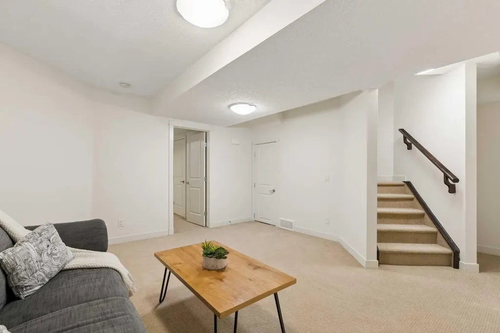 1932 35 Street SW Calgary AB T3E 2X3