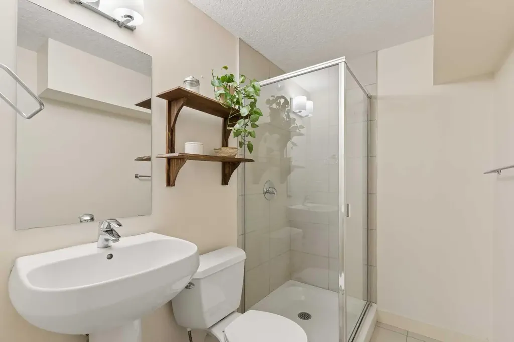 1932 35 Street SW Calgary AB T3E 2X3