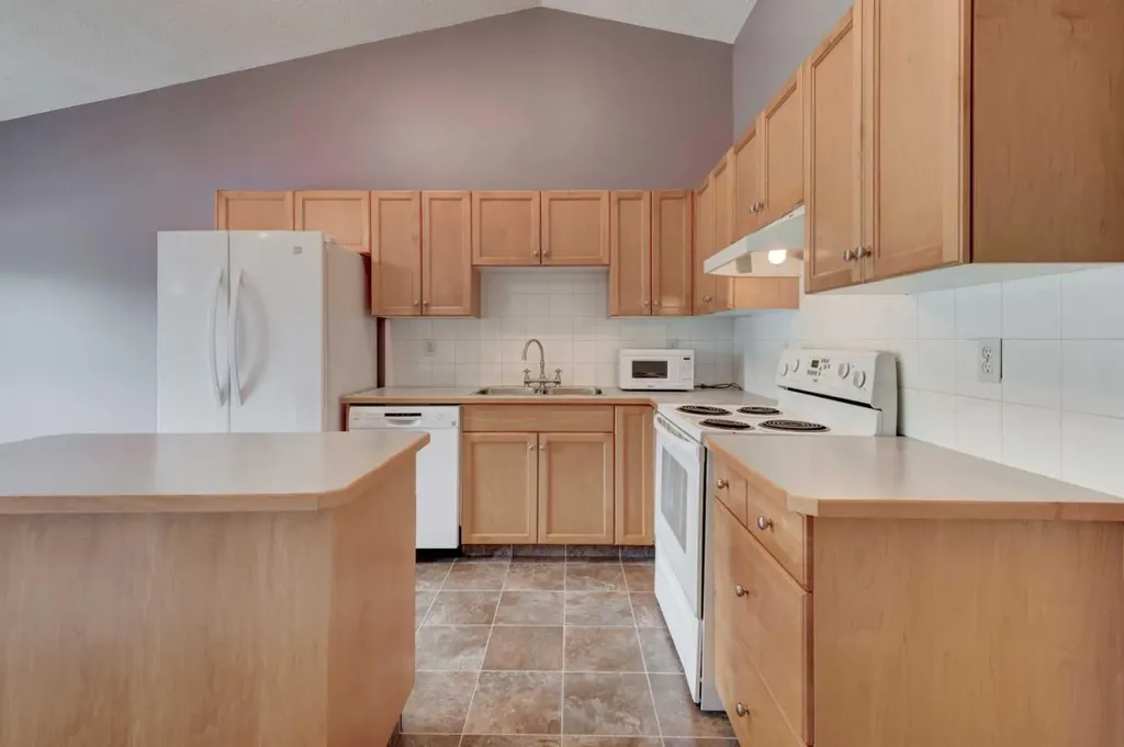 622 3 Street Strathmore AB T1P 1S3