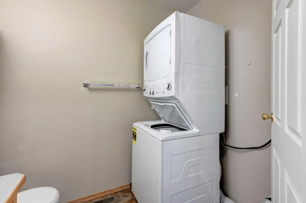622 3 Street Strathmore AB T1P 1S3