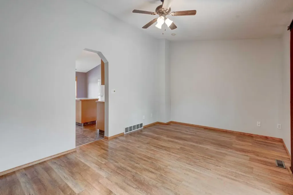 622 3 Street Strathmore AB T1P 1S3