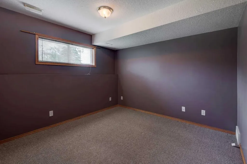 622 3 Street Strathmore AB T1P 1S3