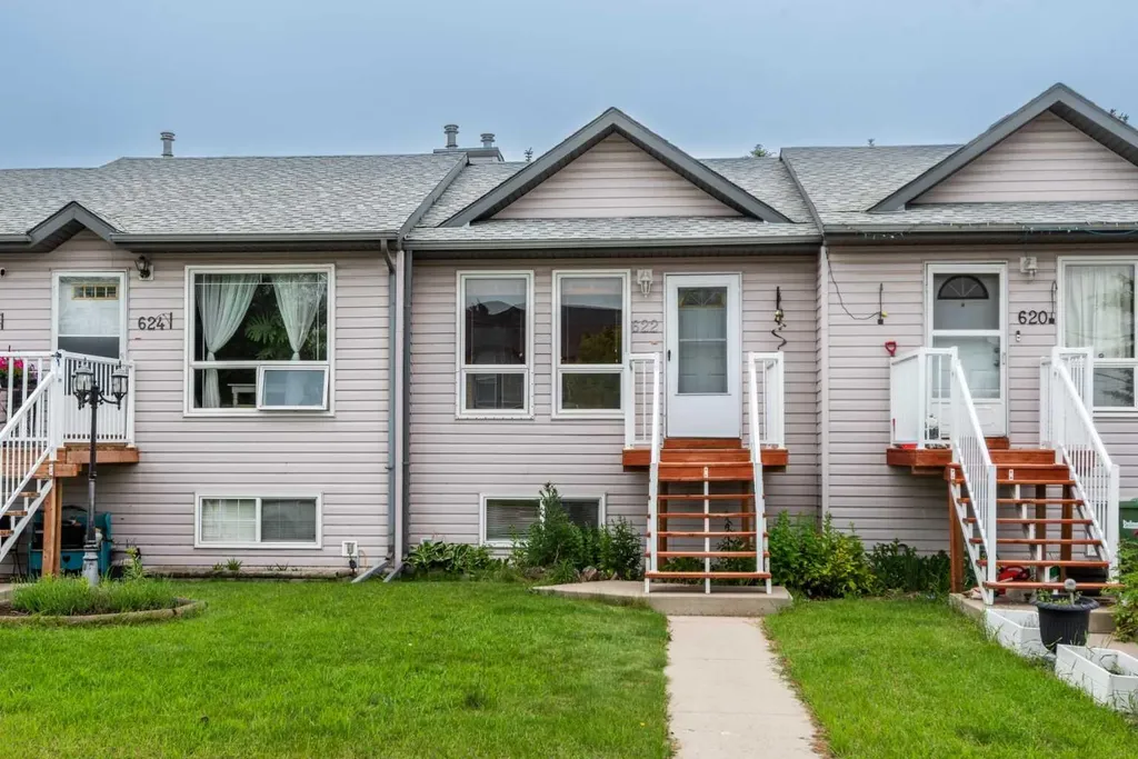622 3 Street Strathmore AB T1P 1S3