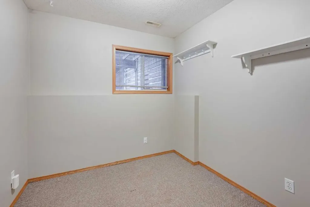 622 3 Street Strathmore AB T1P 1S3