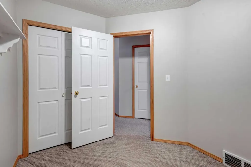 622 3 Street Strathmore AB T1P 1S3