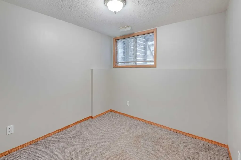 622 3 Street Strathmore AB T1P 1S3