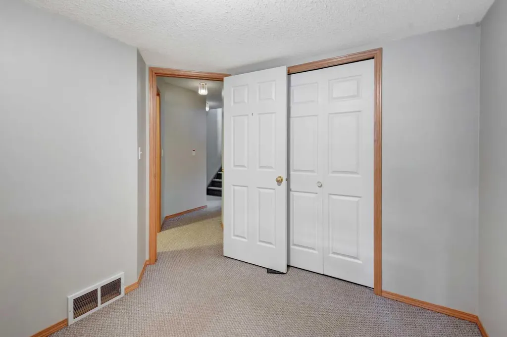 622 3 Street Strathmore AB T1P 1S3