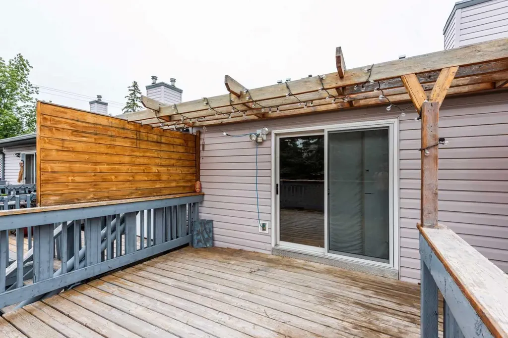 622 3 Street Strathmore AB T1P 1S3