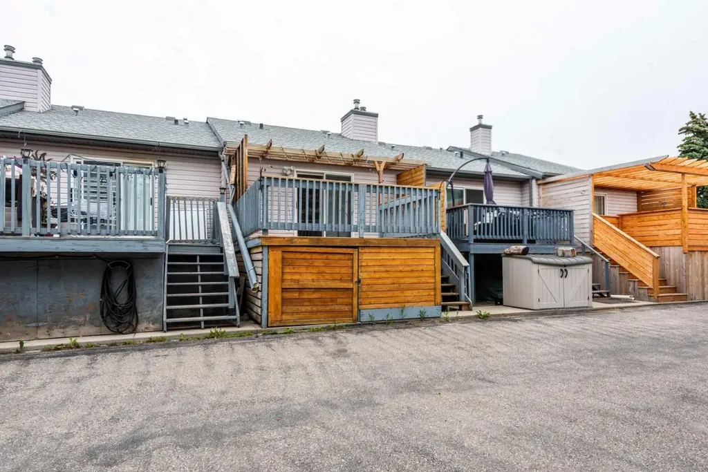 622 3 Street Strathmore AB T1P 1S3