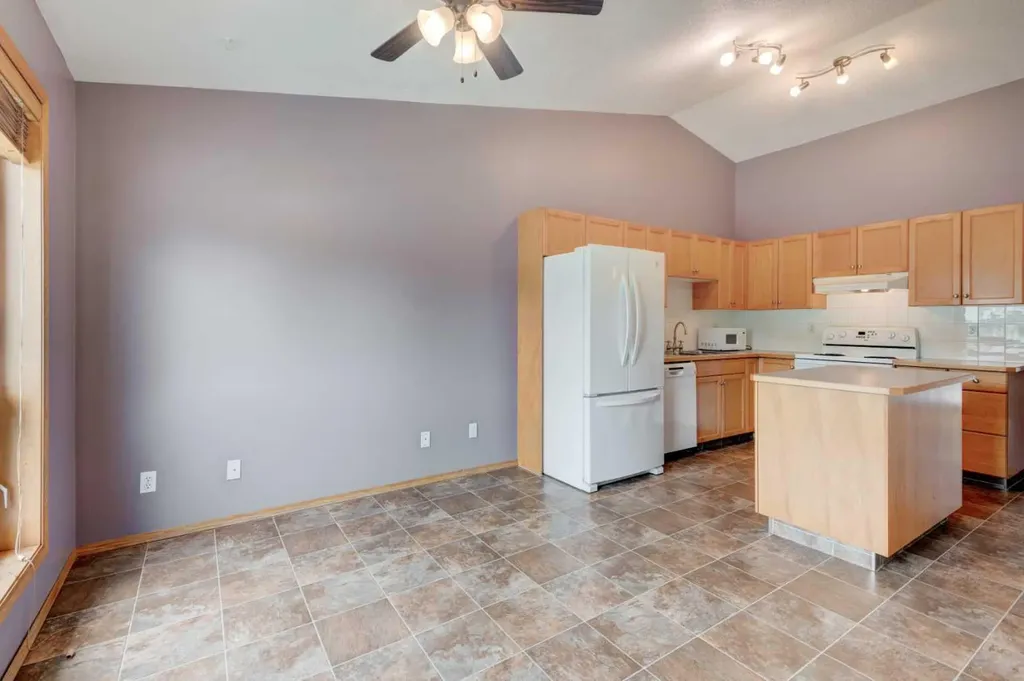 622 3 Street Strathmore AB T1P 1S3