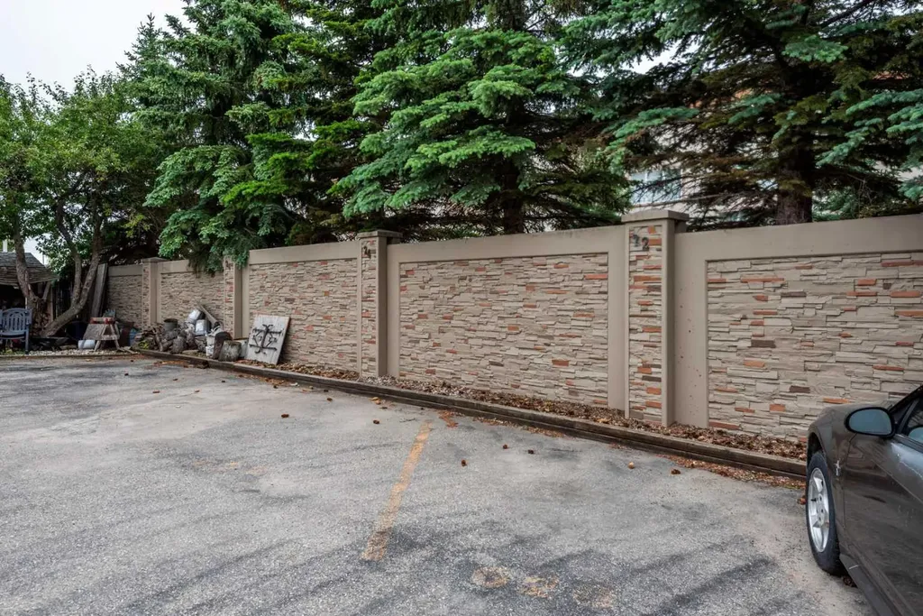 622 3 Street Strathmore AB T1P 1S3