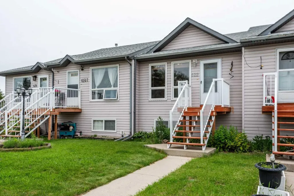 622 3 Street Strathmore AB T1P 1S3