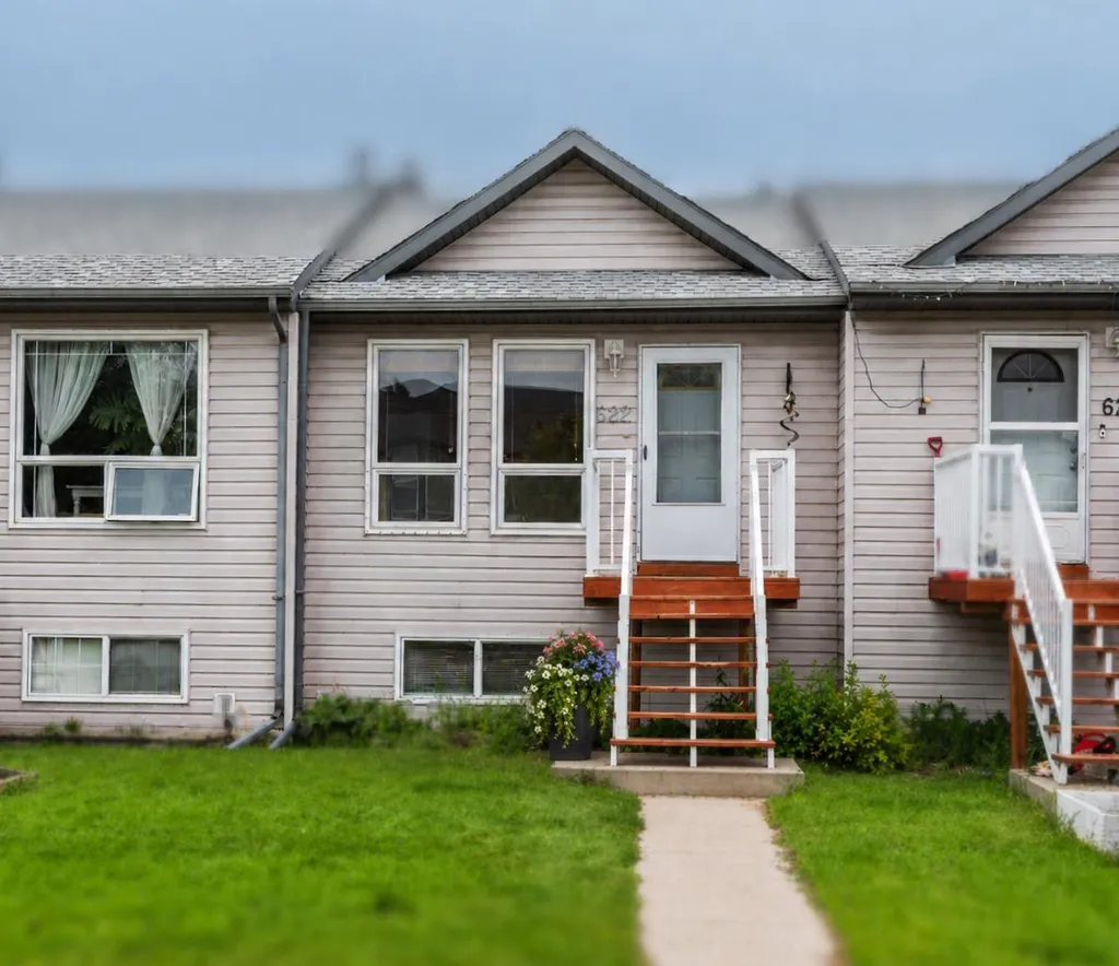 622 3 Street Strathmore AB T1P 1S3
