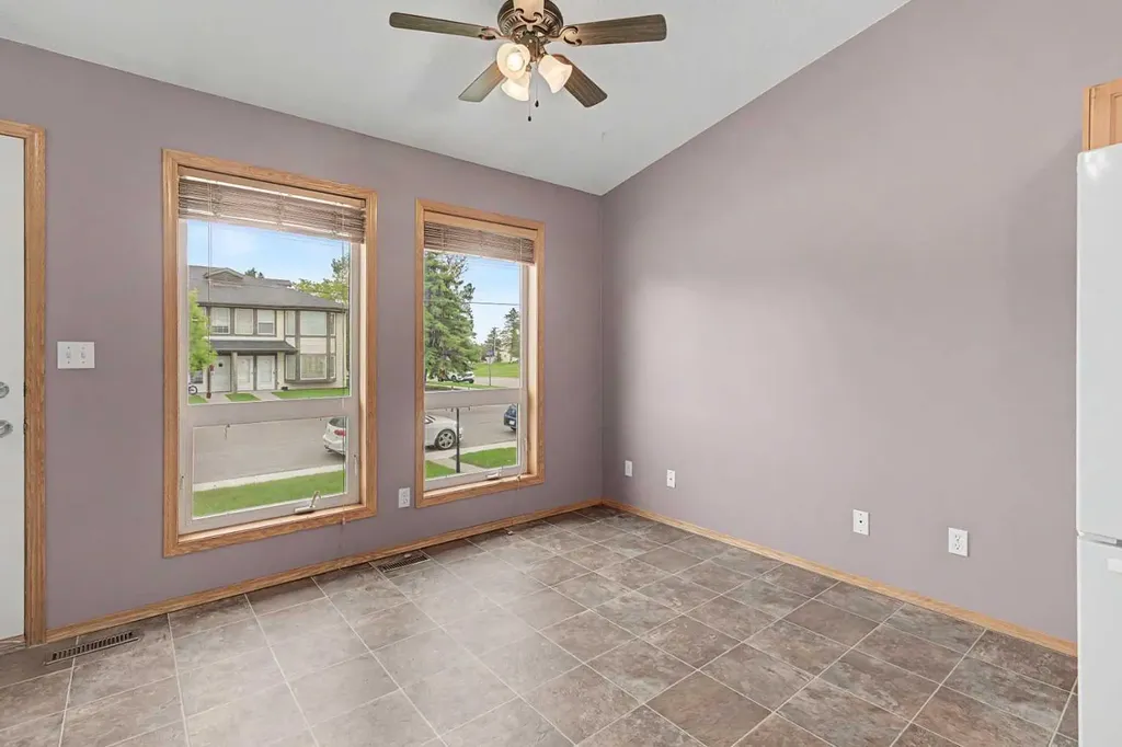 622 3 Street Strathmore AB T1P 1S3