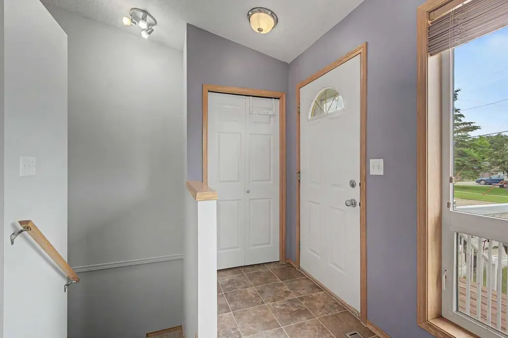 622 3 Street Strathmore AB T1P 1S3
