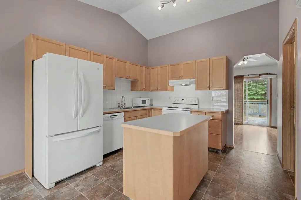 622 3 Street Strathmore AB T1P 1S3
