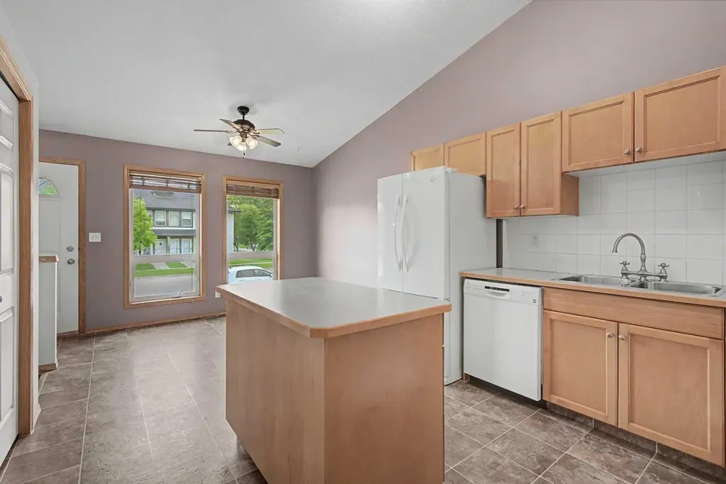 622 3 Street Strathmore AB T1P 1S3