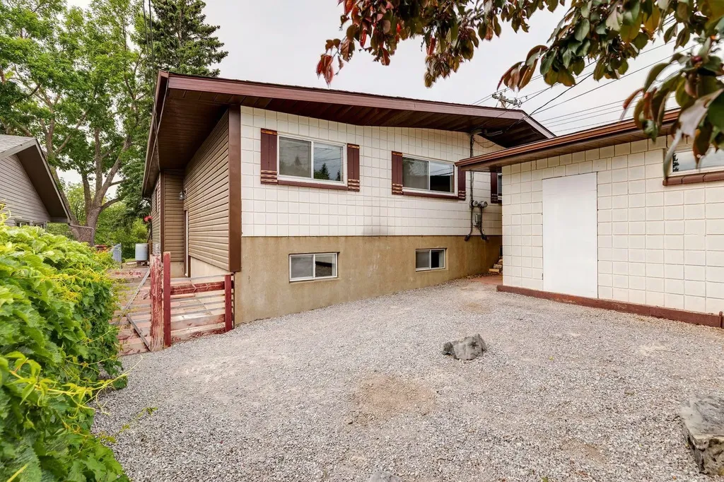 2144 Chilcotin Road NW Calgary AB T2L 0X1