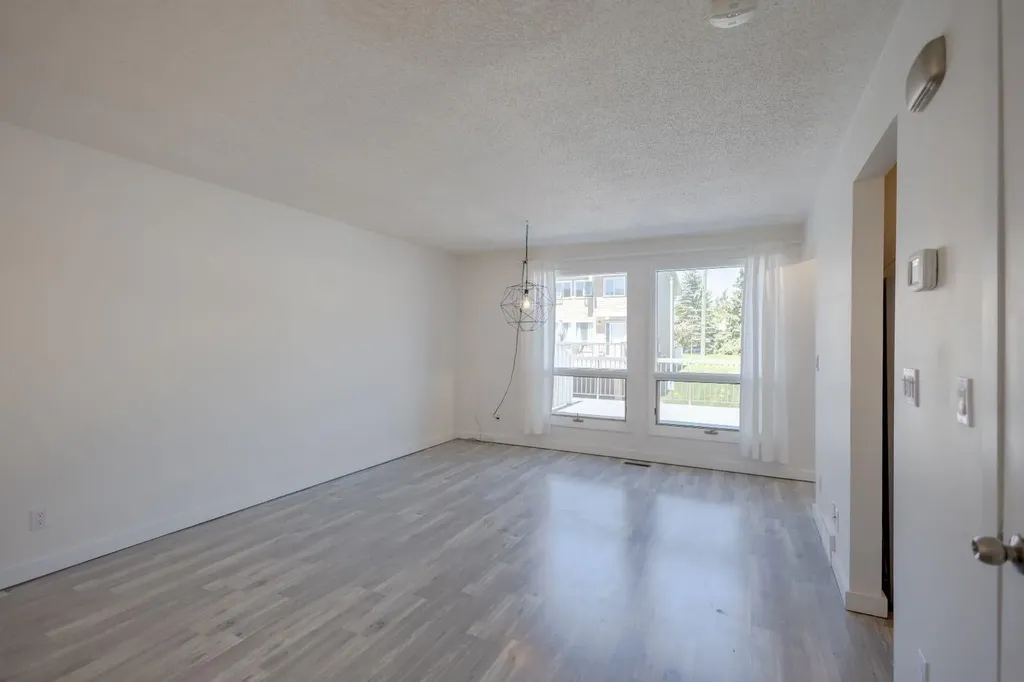 116 Silver Crest Drive NW Calgary AB T3B 4N9