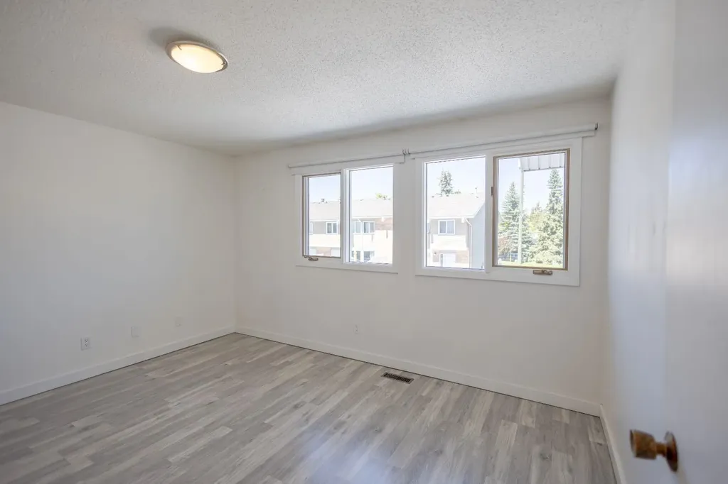 116 Silver Crest Drive NW Calgary AB T3B 4N9